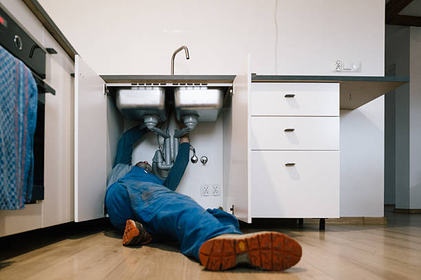 Professional Emergency Plumber technician working in Littlerock, CA